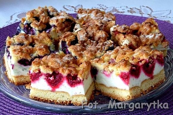 Ciasto z pianką waniliową, malinami i borówkami amerykańskimi
