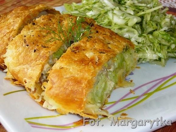 Kurczak z brokułami i mozzarellą w cieście francuskim
