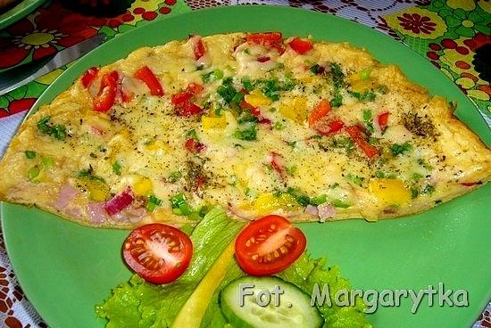 Omlet z szynką, szczypiorkiem i papryką