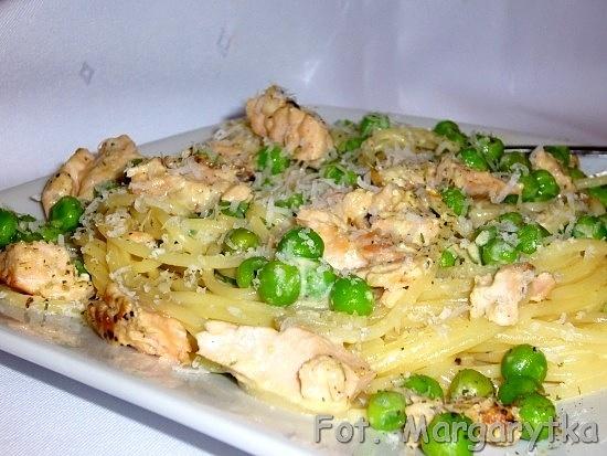 Spaghetti z łososiem i groszkiem w sosie jajeczno-serowym z cytryną