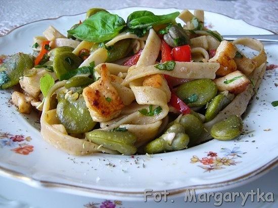 Tagliatelle z bobem, kurczakiem i papryką