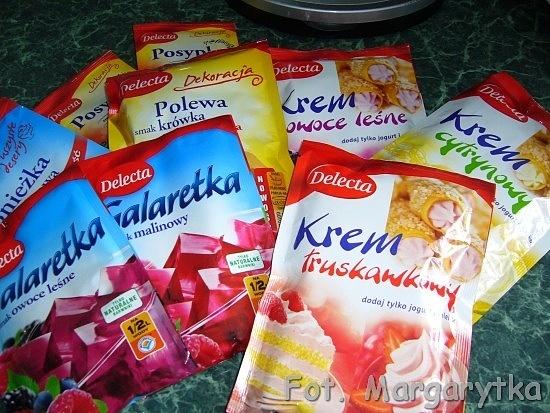 Kruche babeczki z kremem cytrynowym i truskawkami
