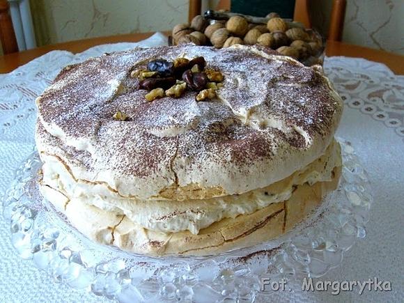 Tort dacquoise z orzechami i daktylami