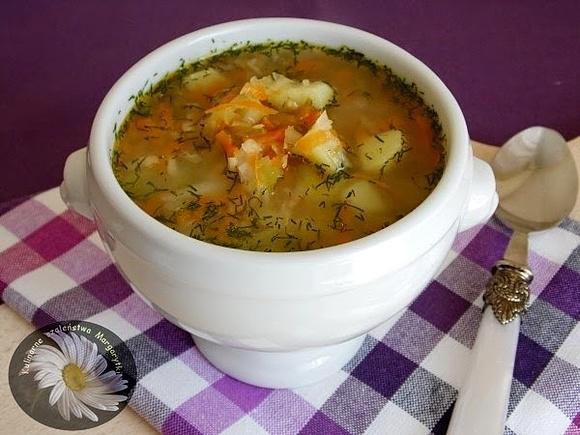 Zupa ogórkowa na wędzonym żeberku