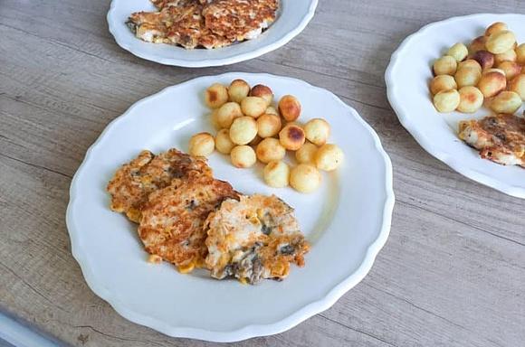 Kotleciki siekane z pieczarkami kukurydzą i mozzarellą