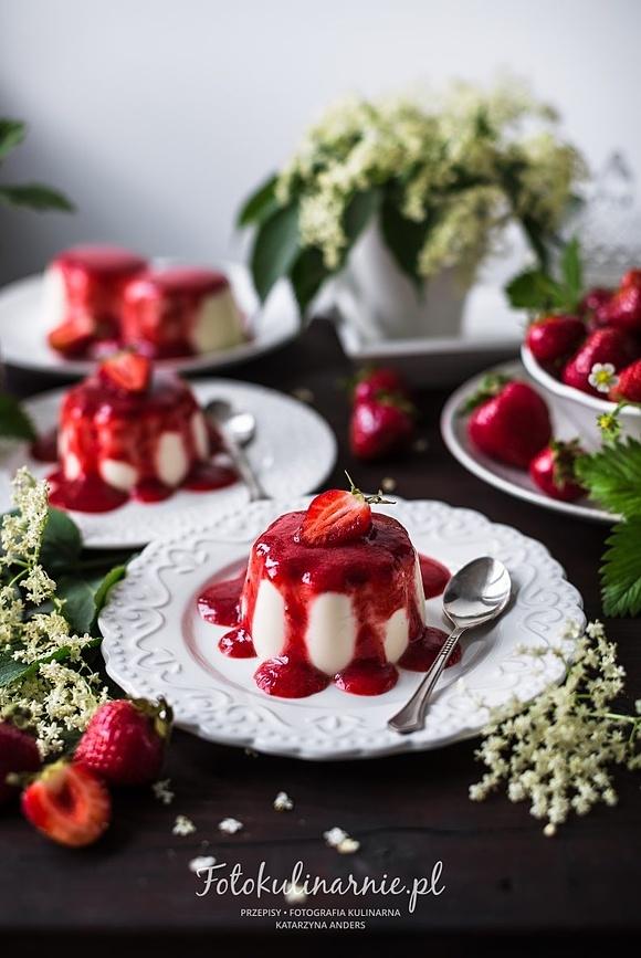 Panna cotta waniliowa z sosem truskawkowym