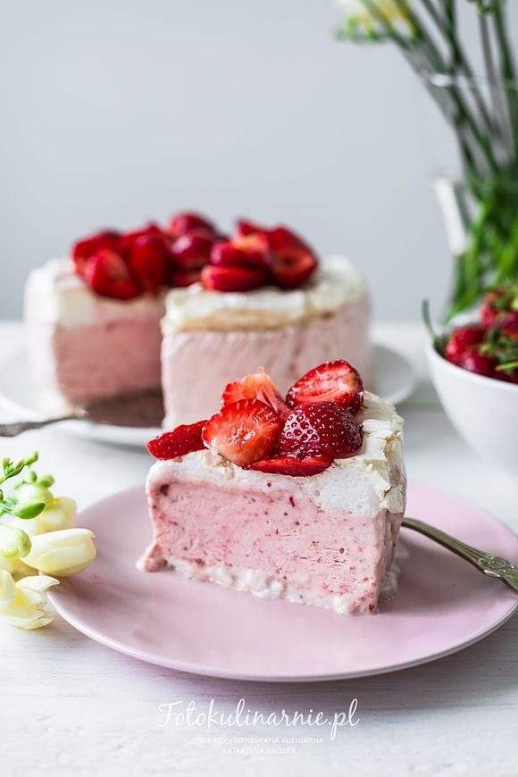 Tort lodowy bezowo-truskawkowy