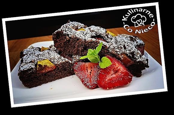Brownie z truskawkami i nektarynką