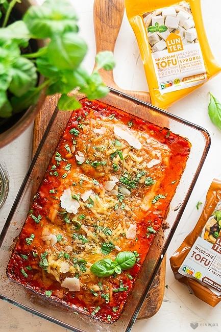 Tofu parmigiana z pomidorami i serem, pieczone