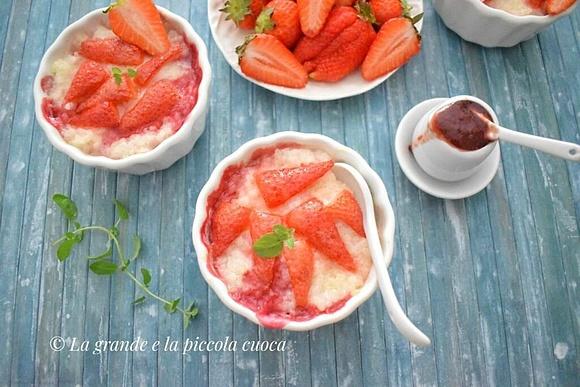 Pieczony pudding ryżowy z truskawkami i waniliowym sosem
