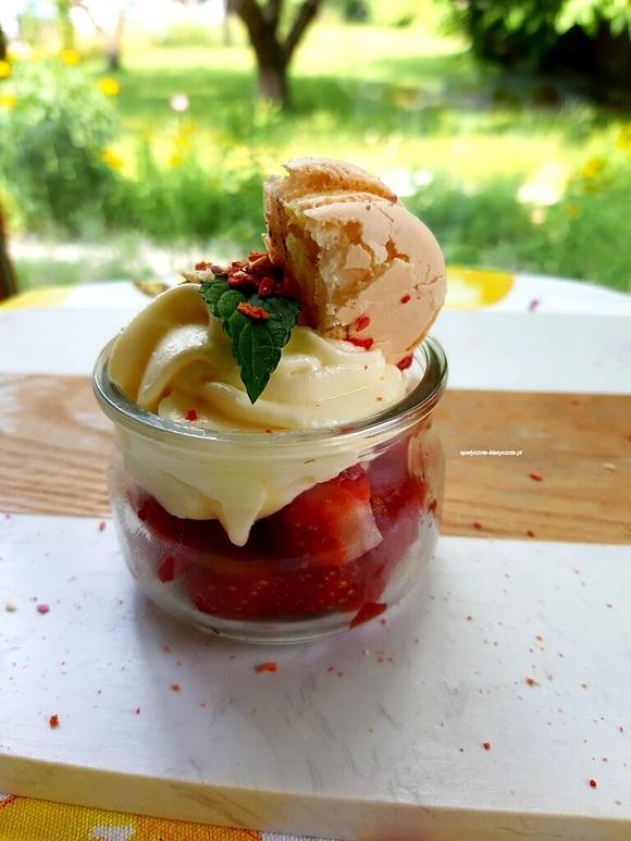 Truskawki z białą czekoladą i mascarpone
