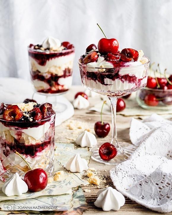 Eton mess z truskawkami i czereśniami