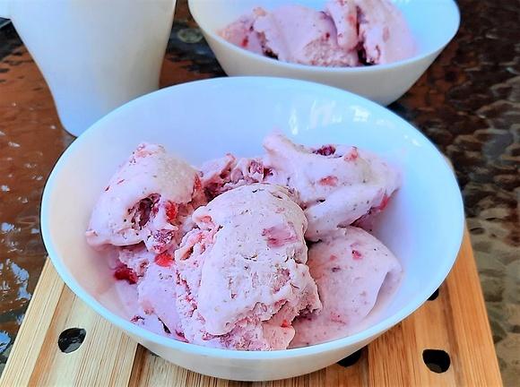 Lody truskawkowe na 4 osoby z 3 składników