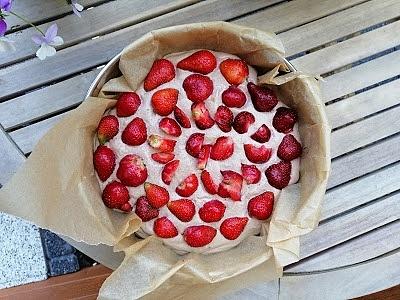 Szybka tarta czekoladowa z truskawkami