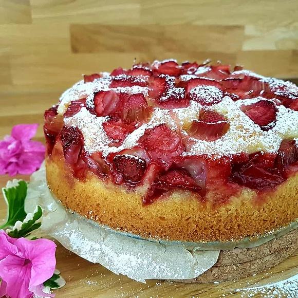 Mega pulchne ciasto z truskawkami i rabarbarem