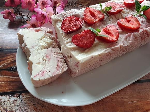 Semifreddo z truskawkami i bezami