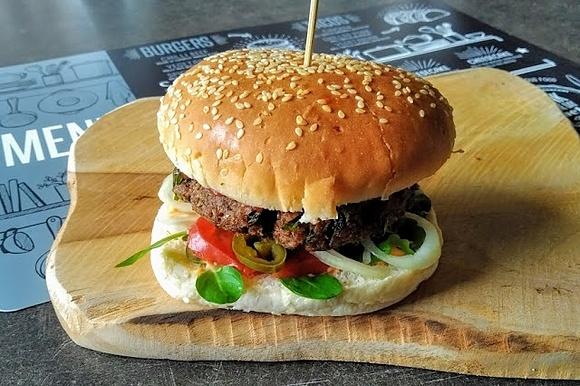 Sorgo burger wegetariański z warzywami