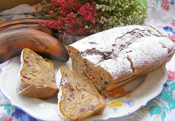 Ucierane ciasto z brązowych bananów i śliwek
