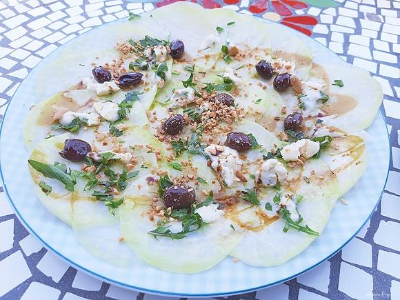 Carpaccio z kalarepy z gorgonzolą