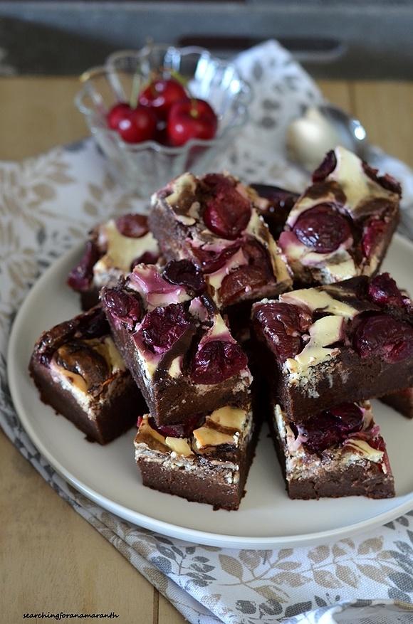 Brownie bananowo-daktylowe z czereśniami bez cukru