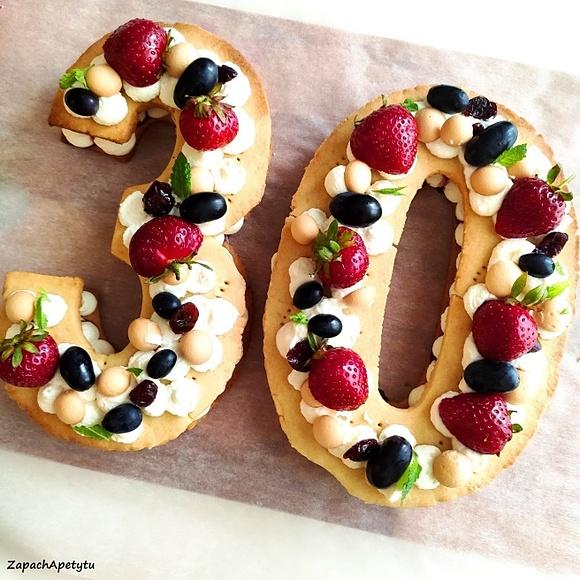 Number cake z kremem waniliowym i konfiturą porzeczkową