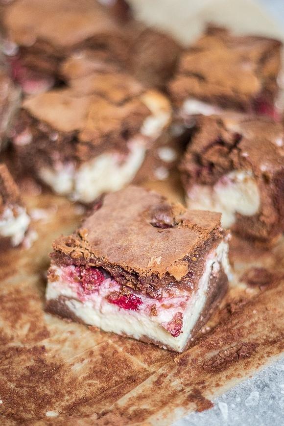 Sernikobrownie z truskawkami - wilgotny i czekoladowy deser