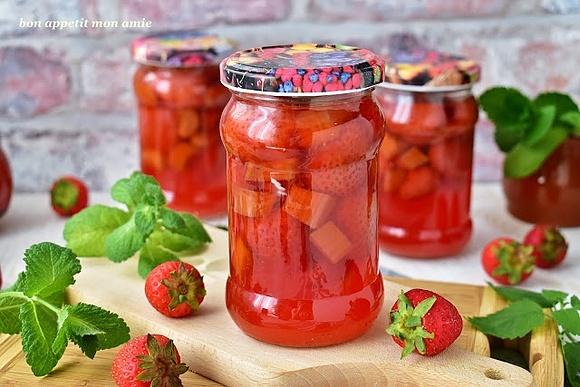 Kompot truskawkowy z rabarbarem
