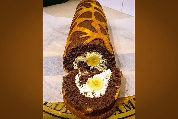 Rolada żyrafa z bananami i bitą śmietaną