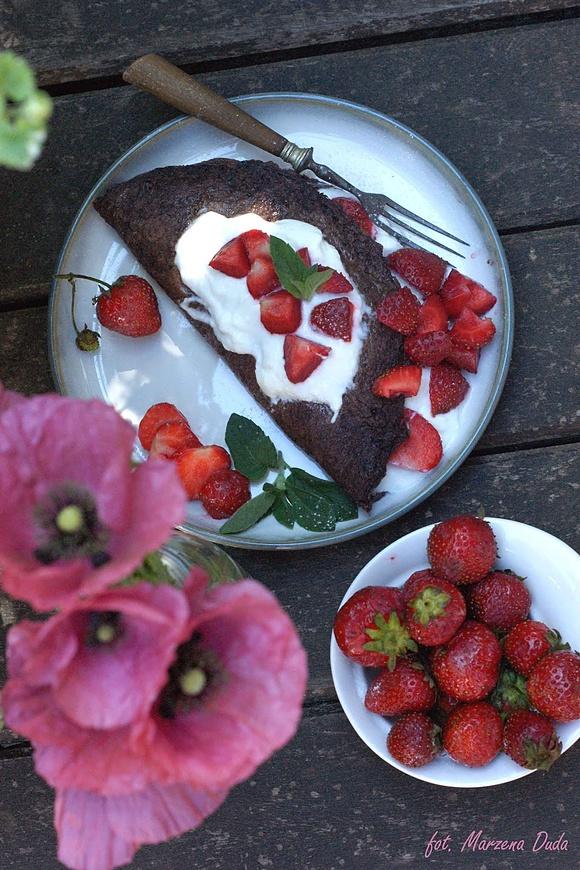 Omlet czekoladowo-migdałowy z truskawkami