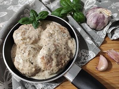 Kotleciki drobiowe w sosie śmietanowym