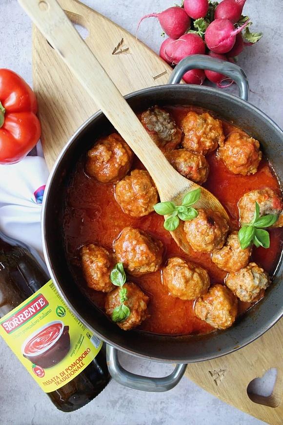 Pulpeciki z mozzarellą w sosie pomidorowym