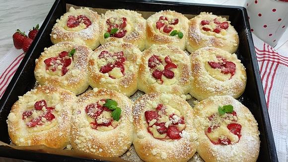 Drożdżówki z budyniem i truskawkami