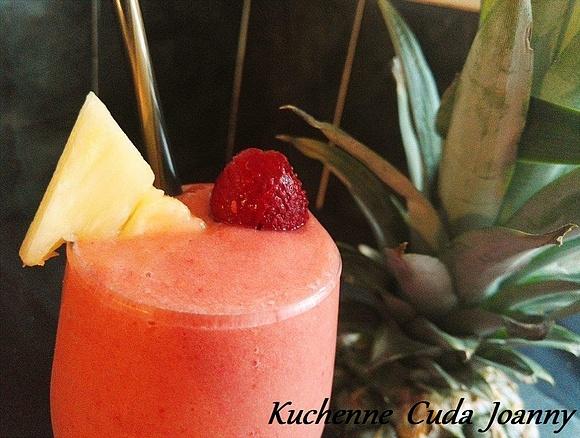 Smoothie truskawkowe z ananasem i mango