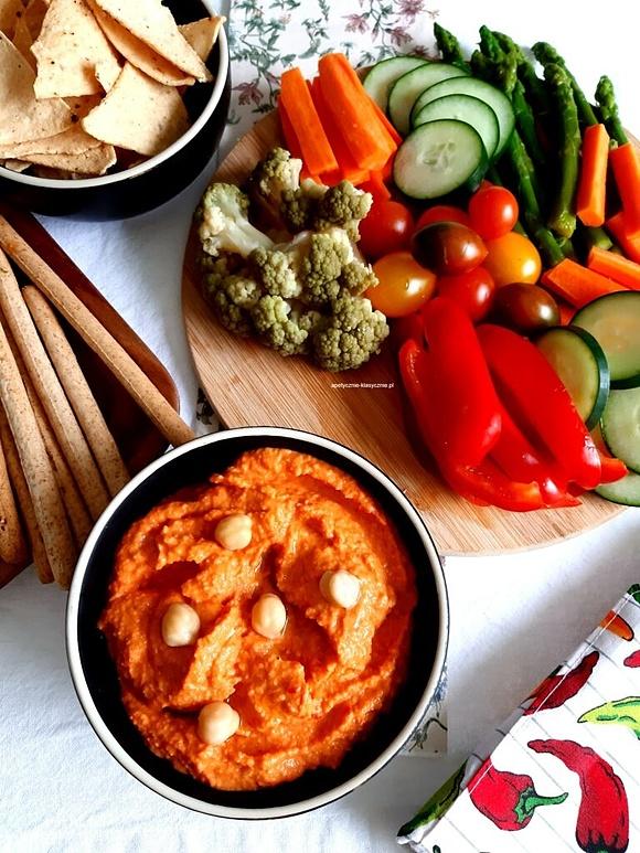 Hummus z pieczoną czerwoną papryką