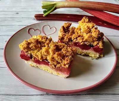 Ciasto z truskawkami rabarbarem i kruszonką