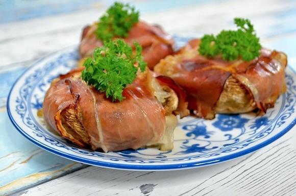 Pieczarki nadziewane serem feta i szynką długo dojrzewającą