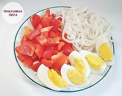 Jaja gotowane na twardo z papryką i makaronem ryżowym