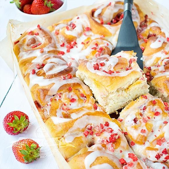 Drożdżówki waniliowo-truskawkowe