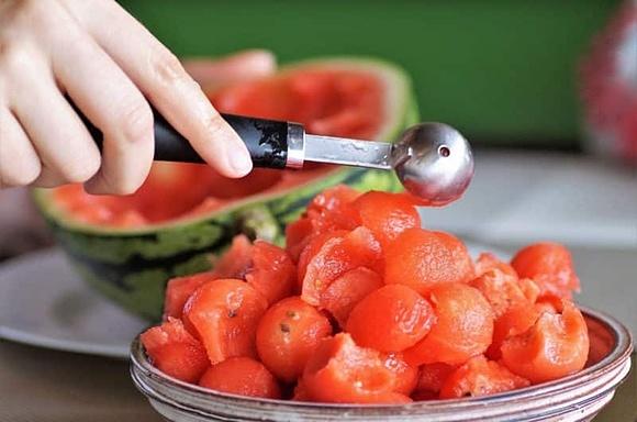 Meloniada z melonów i arbuza - orzeźwiający napój z kuleczkami owoców