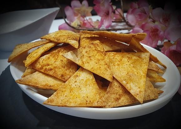 Nachos z tortilli i sosem mango-chili
