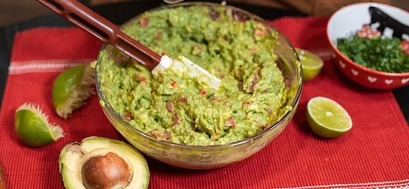 Kremowe guacamole do chipsów i grzanek