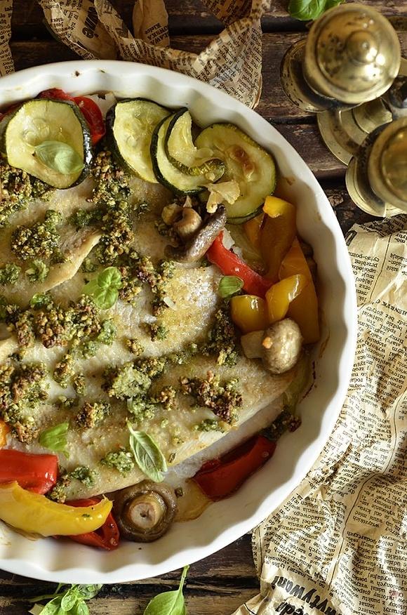 Ryba pieczona z pesto i warzywami