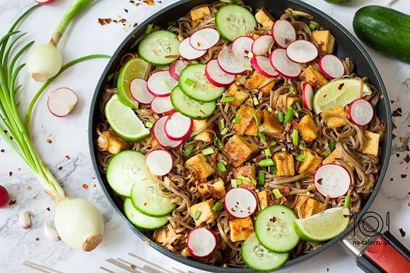 Makaron z tofu w sosie słodko-pikantnym