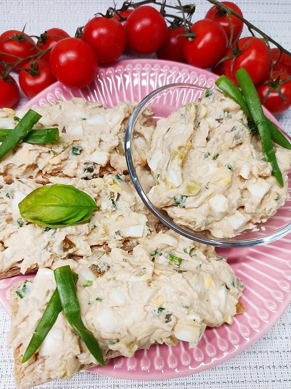 Pasta z makreli jajek i ogórków kiszonych