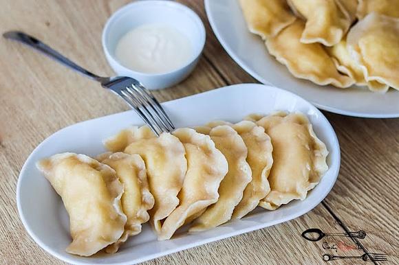 Pierogi ruskie - tradycyjny przepis na pierogi z ziemniakami i twarogiem