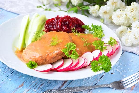 Kotlety mielone duszone w sosie własnym