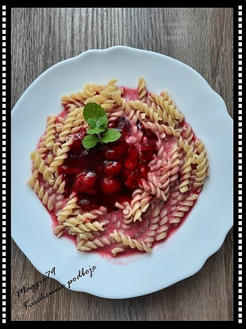 Makaron z frużeliną wiśniową