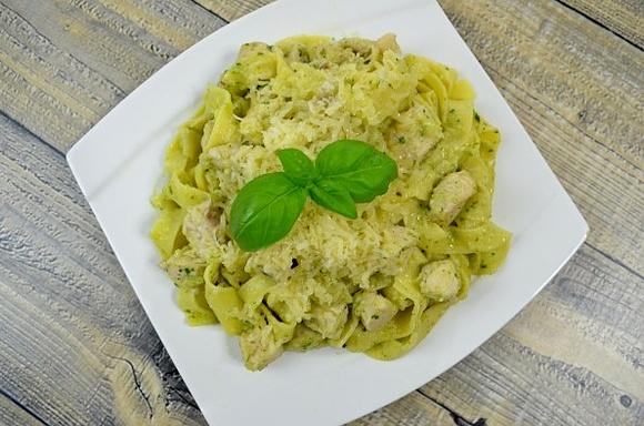 Makaron z kurczakiem i pesto z awokado