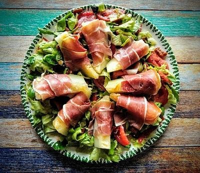 Sałatka z prosciutto i melonem