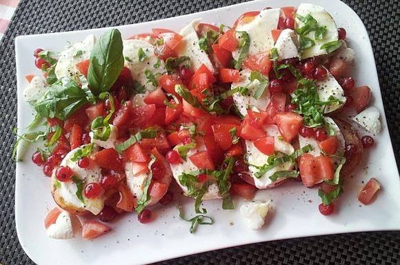 Sałatka caprese z porzeczką i arbuzem